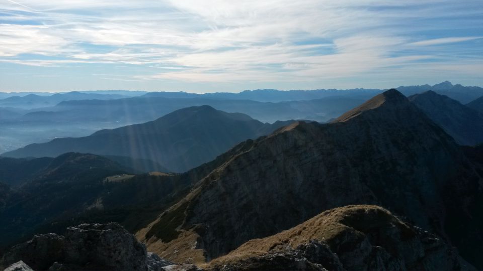 Razgled iz vrha na Dobrčo (levo), Veliki vrh (desno) in Julijske alpe (v daljavi)