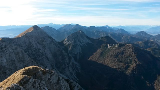 Razgled iz vrha na Veliki vrh, Begunjščico, Stol, Vrtačo in Košutico