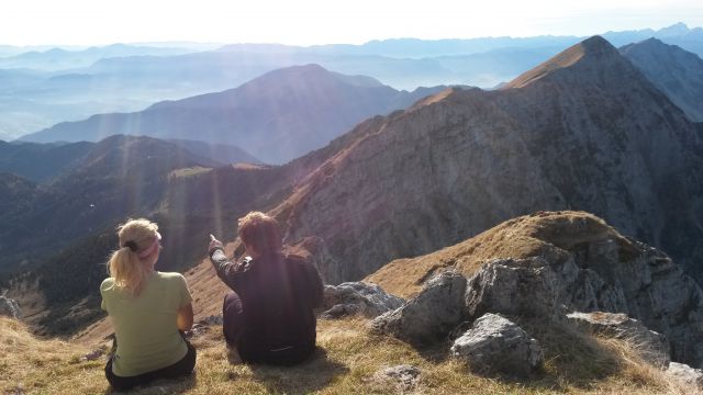 Tam je Dom na Kofcah, tja moreva :)