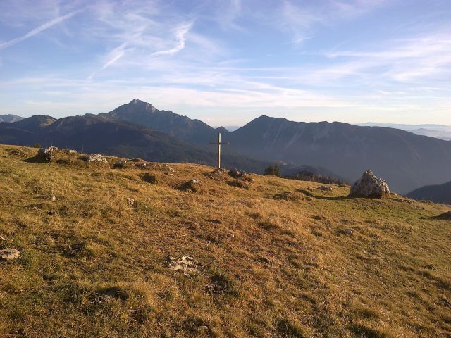 Razgled iz poti na Storžič (levo) in Tolsti vrh s Kriško goro (desno)