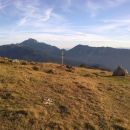 Razgled iz poti na Storžič (levo) in Tolsti vrh s Kriško goro (desno)