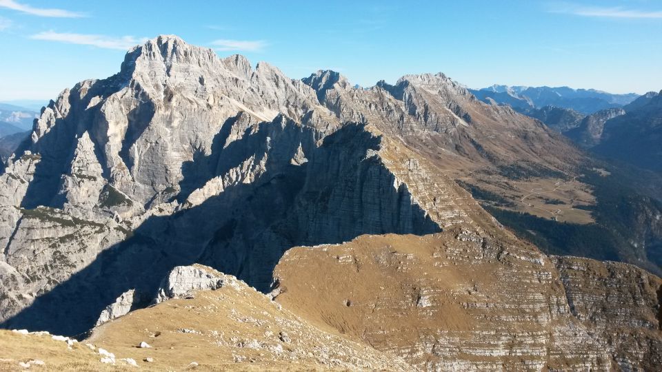 Razgled iz vrha na Montaž, Špik Hude police, Viš, Špik nad Nosom in Planino Pecol