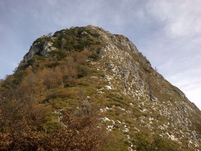 Pogled na strmi grebenski del poti