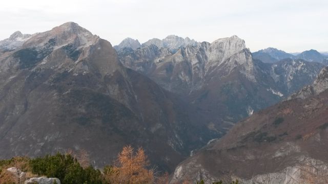 Razgled iz vrha na Rombon, Montaž, Koštrunove špice, Viš, Jerebico in Kamnitega lovca