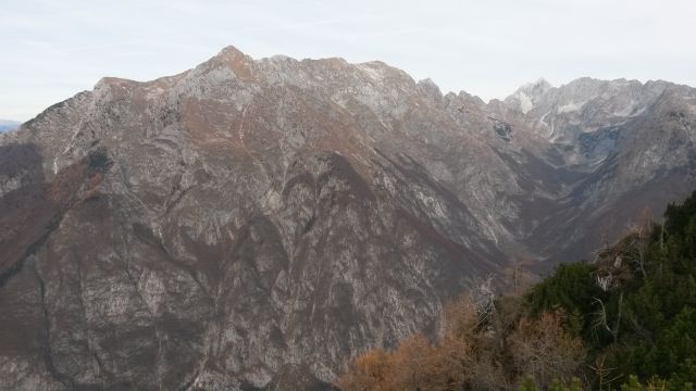 Razgled iz vrha na Briceljk (levo) in celotni greben do Jalovca (desno)
