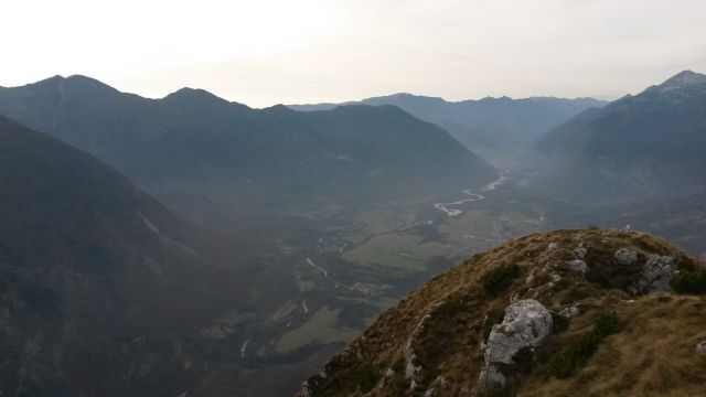 Razgled iz vrha na Krasji vrh (levo), Kobariški Stol (desno) in Bovec