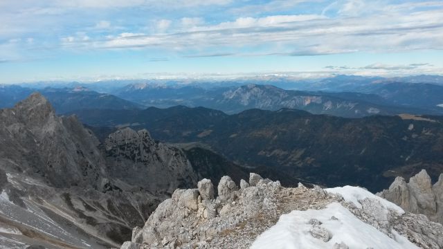Razgled iz vrha na Špik (levo), Dobrač (desno) in Avstrijske Alpe (v ozadju)
