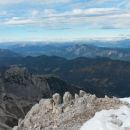 Razgled iz vrha na Špik (levo), Dobrač (desno) in Avstrijske Alpe (v ozadju)