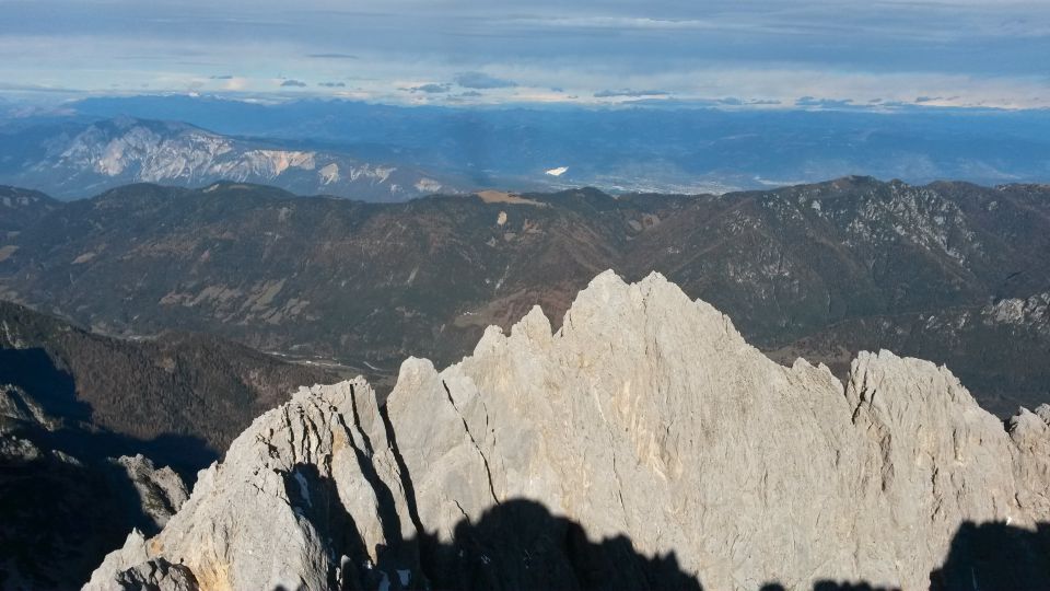Razgled iz vrha na Dobrač (levo) in Široko peč (desno)