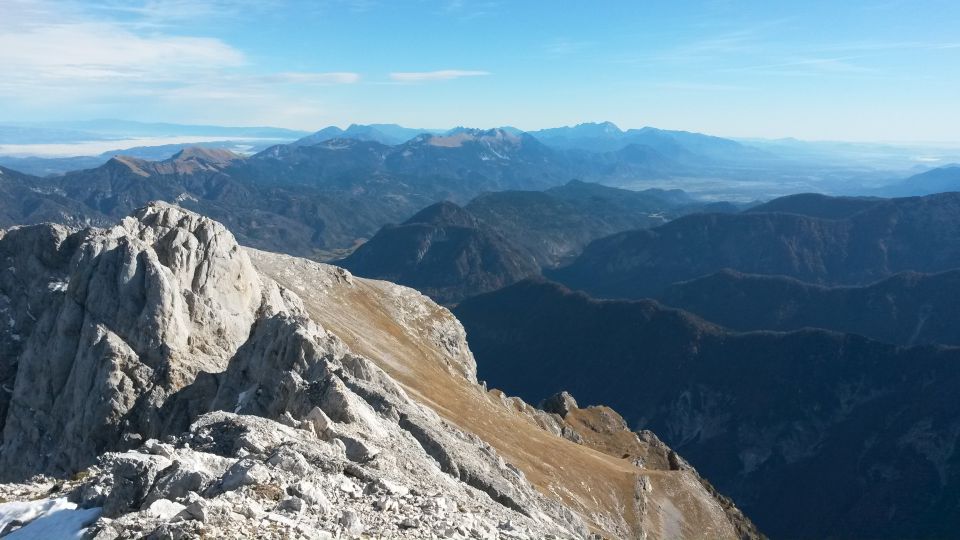 Razgled iz vrha na Škrnatarico (v ospredju) ter Dovško Babo, Golico in Stol