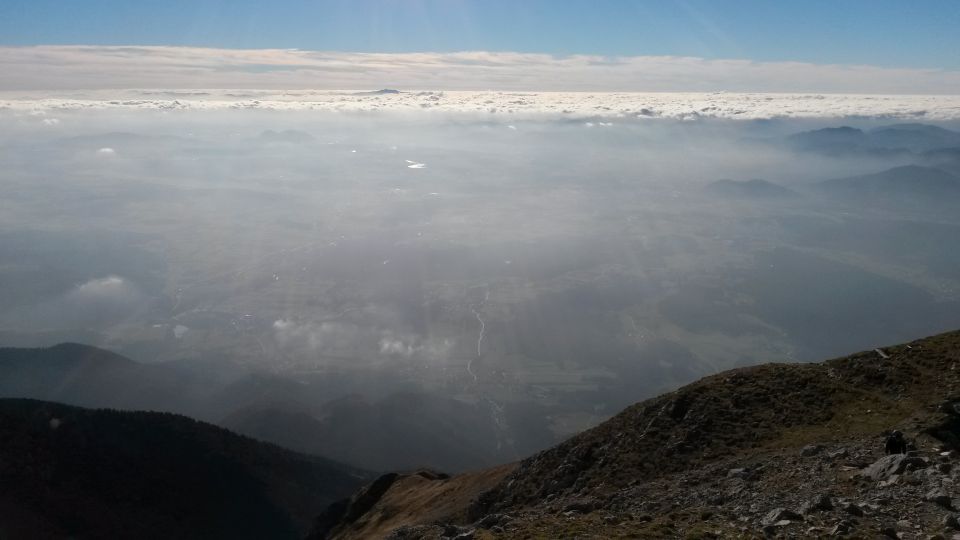 Razgled iz vrha na Snežnik v daljavi in Ljubljansko kotlino