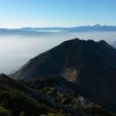 Razgled iz vrha na Tolsti vrh s Kriško goro, Dobrčo in Julijske Alpe v daljavi