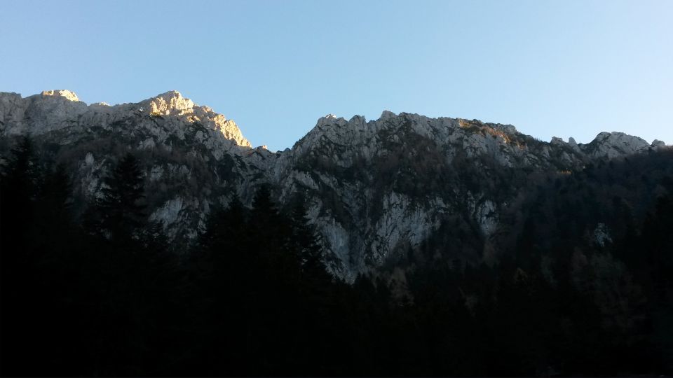 Še zadnji razgled na vrh Stožiča (levo) in prehojeno pot čez greben Psice (desno)