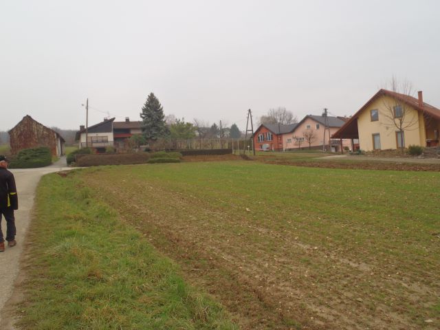 Hiše na pobočju vasi.