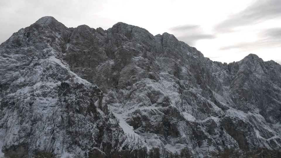 Razgled iz vrha na severno steno Mojstrovk