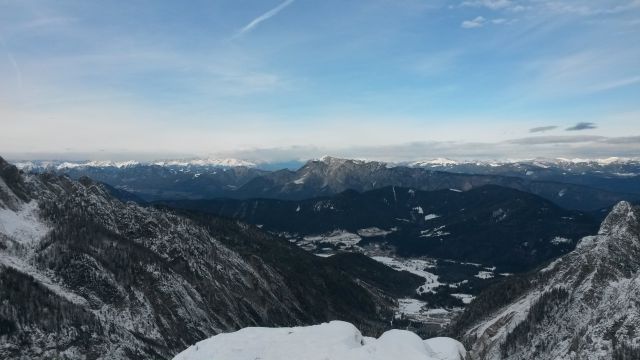 Razgled iz vrha na Dobrač (v ospredju) in Avstrijske Alpe (v ozadju)
