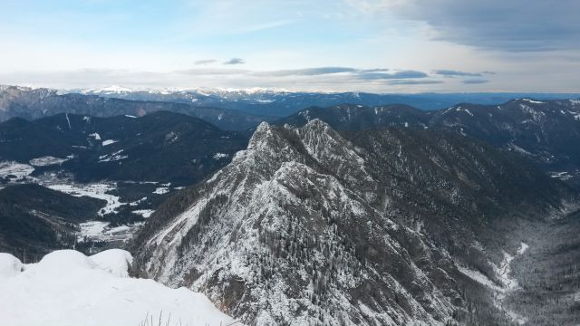 Razgled iz vrha na Ciprnik (v ospredju) in Avstrijske Alpe (v ozadju)