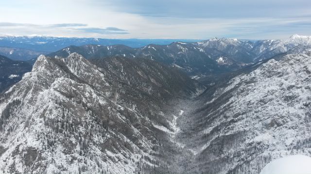 Razgled iz vrha na Ciprnik (levo), dolino Male Pišnice in Kepo (desno)