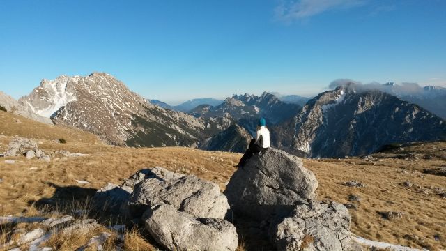 Čudovit razgled iz poti na Vrtačo, Srednji vrh, Košutico, Košuto in Begunjščico