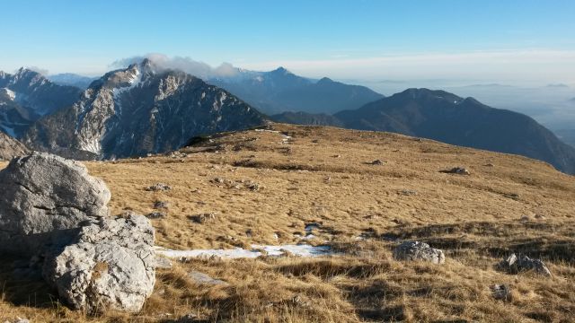 Razgled iz poti na Begunjščico, Storžič, Tolsti vrh s Kriško goro in Dobrčo