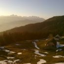 Spust po Zabreški poti proti Žirovniški planini z razgledom na Julijske Alpe