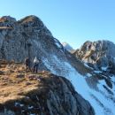 Pogled nazaj proti vrhu Viševnika, Triglav in Mali Draški vrh