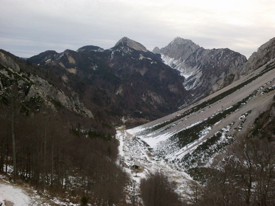 Razgled iz poti na Košutico (levo) in Veliki vrh Košute (desno)