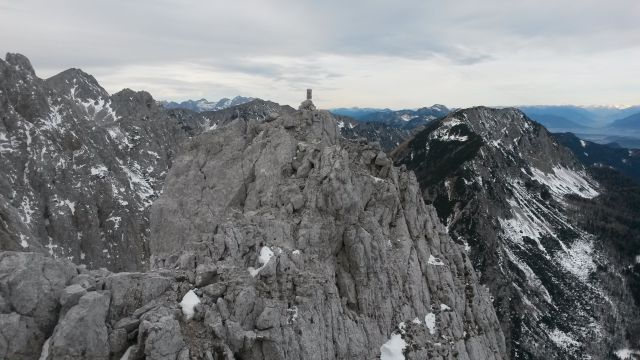Razgled iz vrha na zahodni vrh Zelenjaka in Ovčji vrh (desno)