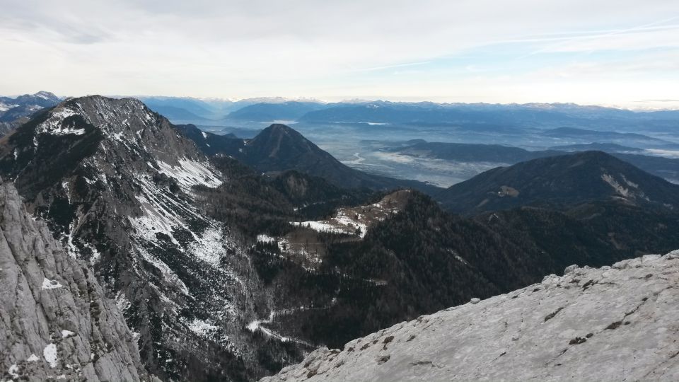 Razgled iz vrha na Ovčji vrh (levo) in avstrijske hribe