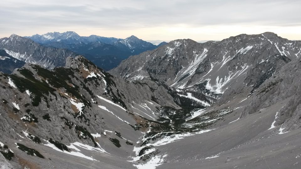 Razgled iz vrha na Veliki vrh Košute, Grintovec, Kočno, Storžič in Begunjščico