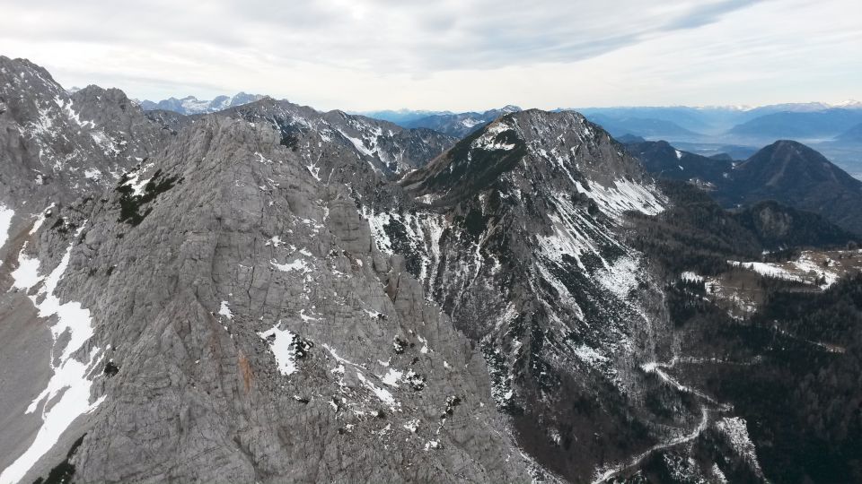 Razgled iz vrha na Zelenjak (levo) in Ovčji vrh (desno)