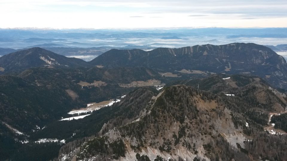 Razgled iz vrha na avstrijske hribe