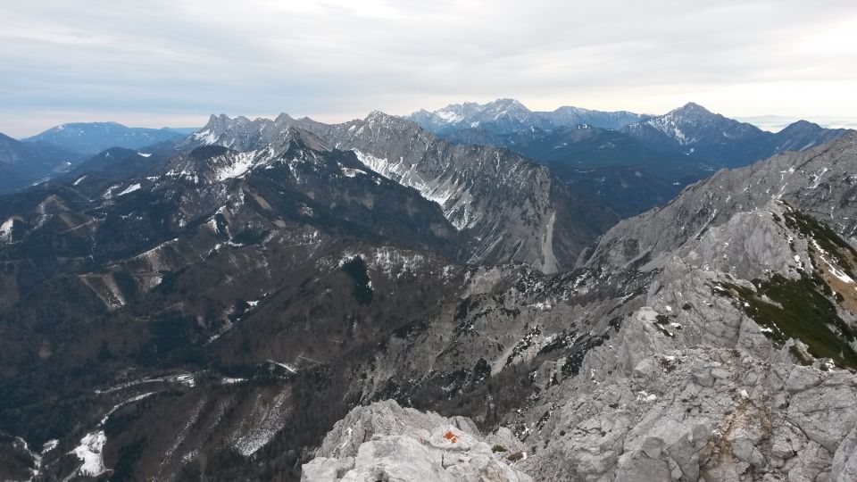 Razgled iz vrha na Peco, Košutico, Košuto, Grintovec, Kočno, Krvavec in Storžič