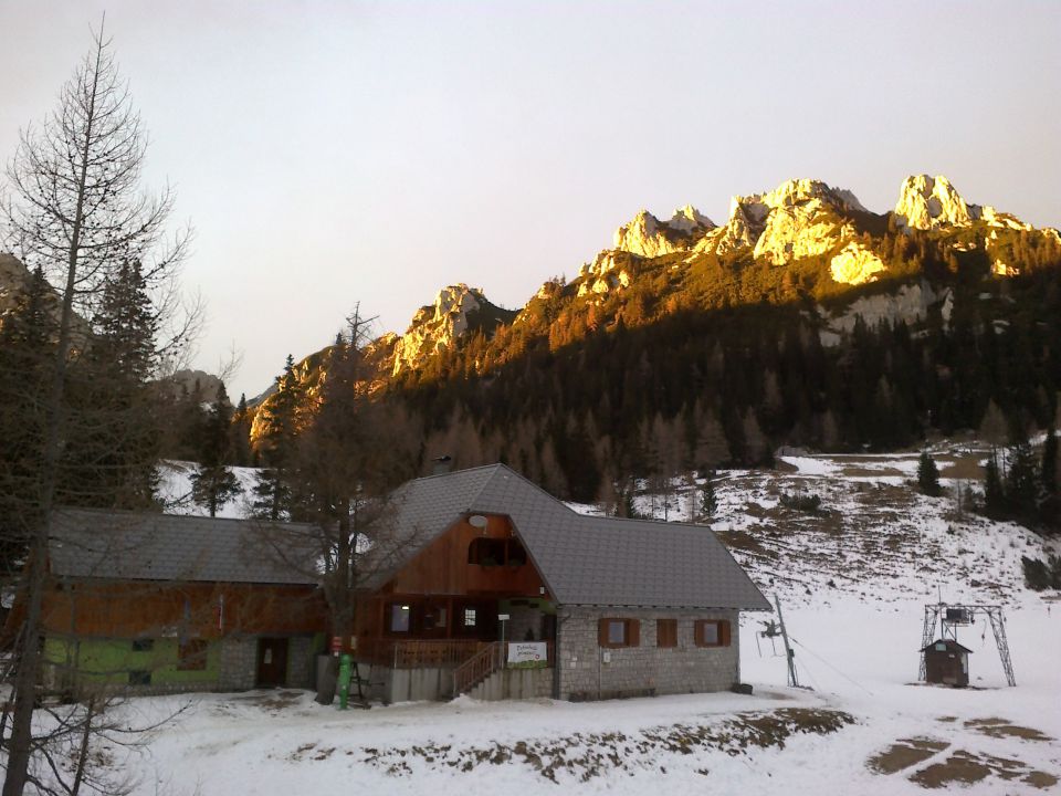 Dom na Zelenici (1536m) in v soncu ožarjeni greben Na Možeh