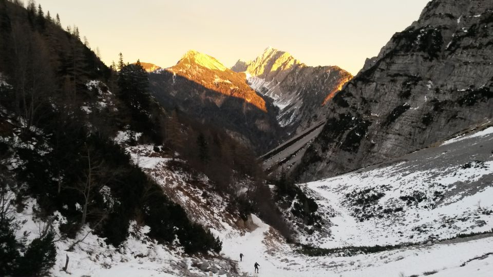 Pot nazaj proti Ljubelju ter razgled na Košutico (levo) in Veliki vrh Košute (desno)
