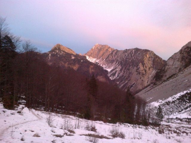 Košutica (levo) in Veliki vrh Košute (desno) v krasnih večernih barvah :)