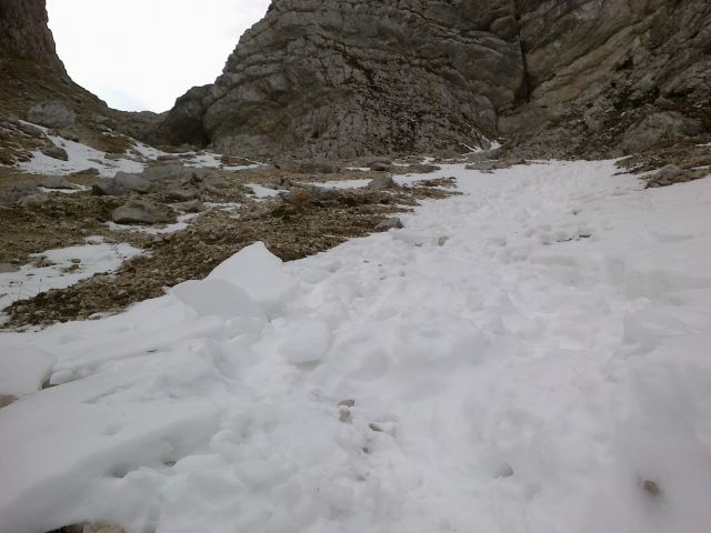 Vzpon proti sedlu čez zasneženo grapo