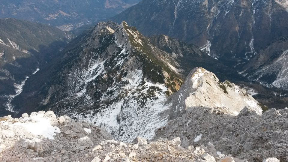 Razgled iz vrha na Robičje (levo) in Nad Šitom glavo (desno)