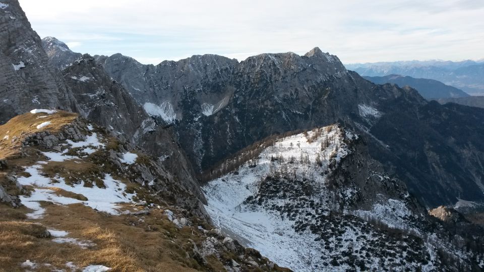 Razgled iz vrha na Mangart, celoten greben Ponc in Slemenovo špico