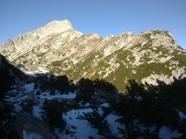 Razgled iz poti na Malo Ojstrico (desno) in celoten vzhodni greben proti vrhu Ojstrice