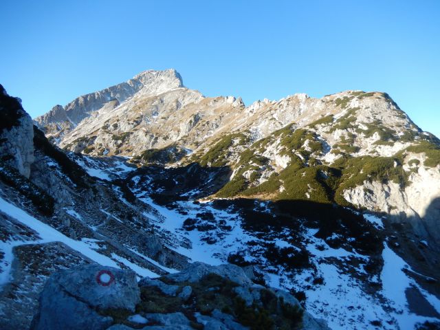 Pogled na prehojeno pot čez celoten greben od M. Ojstrice proti vrhu Ojstrice