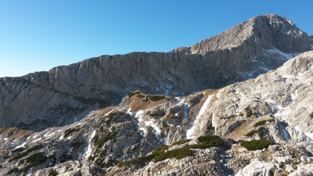 Razgled iz vrha na Dolge stene in Grintovec