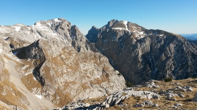 Razgled iz vrha na Tursko goro, Ojstrico, Planjavo in Brano (od leve proti desni)