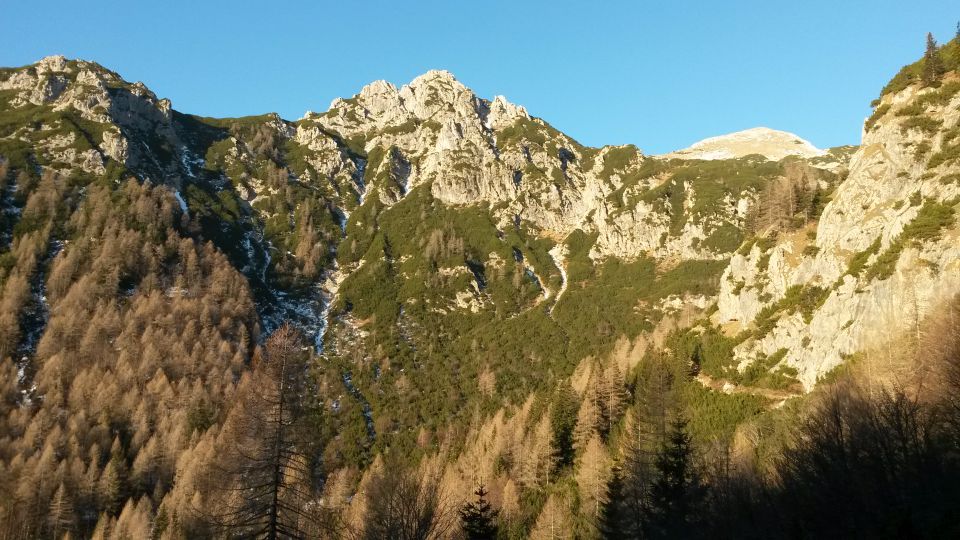 Prvi razgled iz poti na Ablanco (levo) in Veliki Draški vrh (desno)