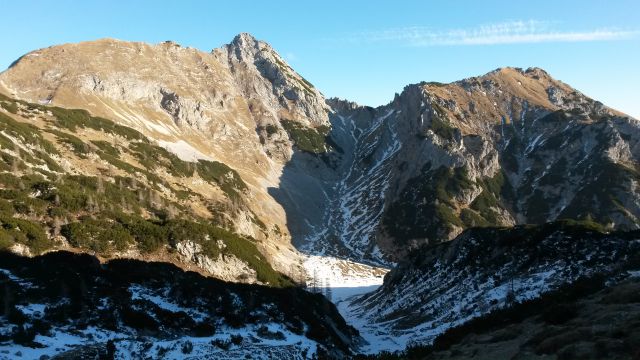 Razgled iz prevala na Mali Draški vrh (levo) in Viševnik (desno)