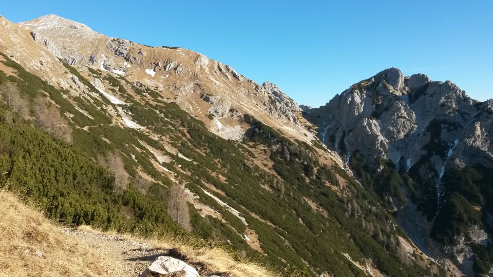 Razgled iz poti nazaj na Veliki Draški vrh (levo) in Ablanco (desno)