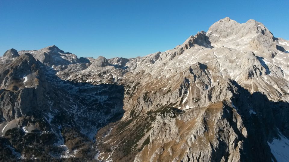 Razgled iz vrha na Mišelj Konec, Mišelj vrh, Kanjavec, Šmarjetno glavo in Triglav