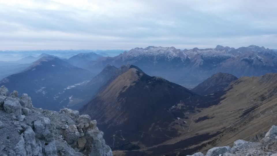 Razgled iz vrha na Krasji vrh, Kaninsko pogorje ter Montaževo in Viševo skupino
