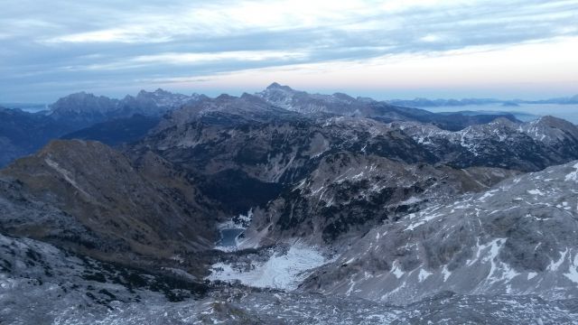 Razgled iz vrha na Krnska jezera, Prisojnik, Razor, Špičje, Triglav in Fužinske hribe