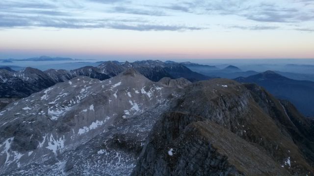 Razgled iz vrha na Bohinjske hribe, Vrh nad Peski in Batognico